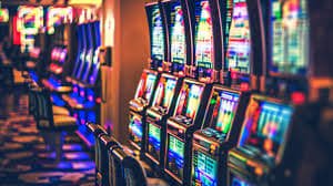 Dealer profesional berinteraksi langsung di live casino roqtoto